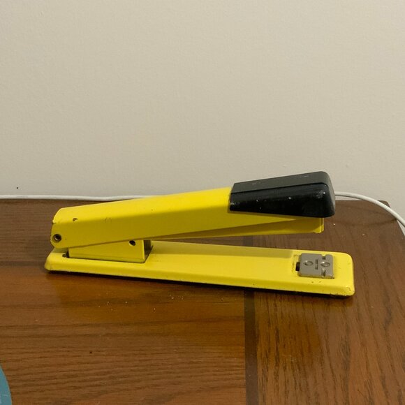 Mid Century Pale YELLOW SWINGLINE STAPLER Model 401, Vintage Stapler - Picture 8 of 9